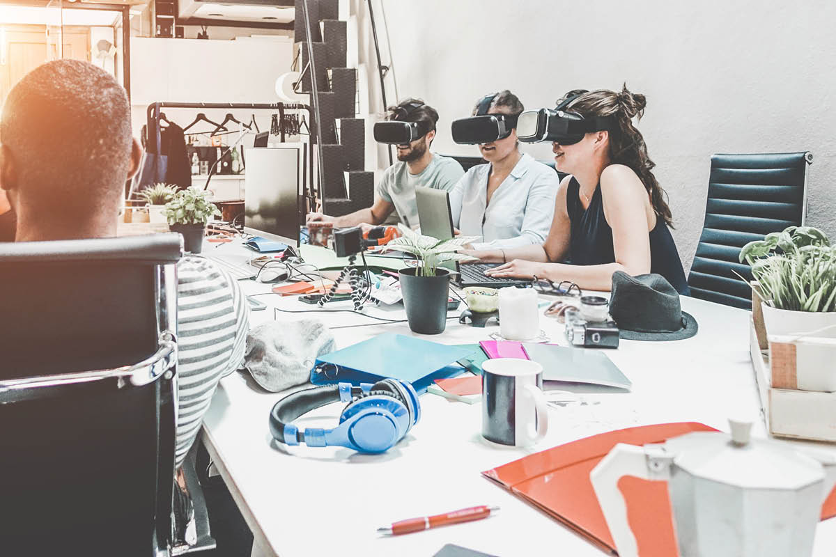 Pessoas usando VR em uma sala